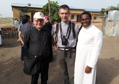 Les pères Christophe de Cacqueray, Sébastien de Grourlard et Aubin Legbodjou