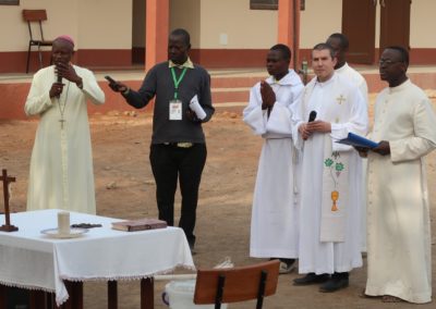 Mgr N'Koué, archevêque de Parakou (à gauche)