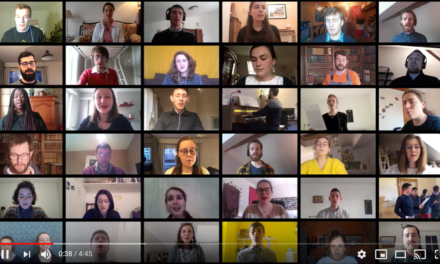 Les étudiants chantent pour Pâques