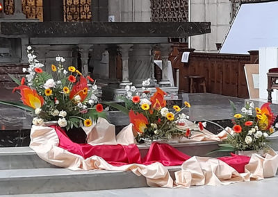 Fleurs devant l'autel