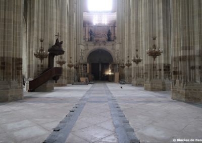 La cathédrale vidée de ses bancs