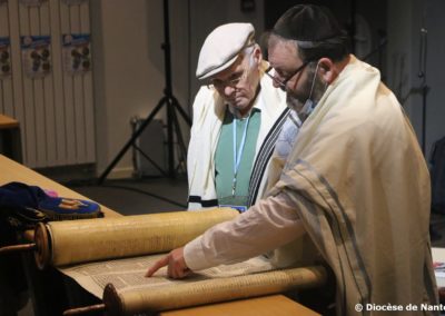 Le Rabbin régional, Ariel Bendavid, lit un passage de la Torah.