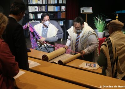 Les rouleaux de la Torah sont ouverts, pour le Chabbat.