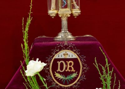 Reliques au pied de l'autel