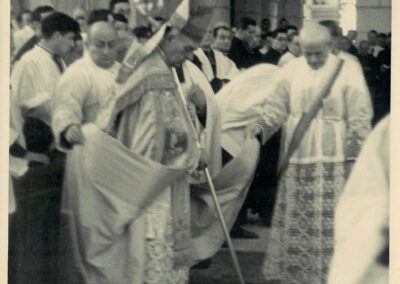 Mgr Verdier trace sur un lit de cendres les lettres grecques "Alpha" et "Omega" du bout de sa crosse (©Archives diocésaines de Nantes, 2Y016/113)