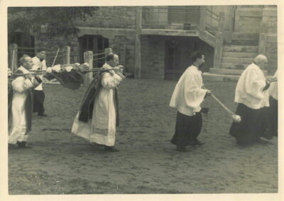 L’abbé Larose, curé de Sainte-Thérèse, et l’abbé Ollivier, curé de Notre-Dame-de-Lourdes, portent le brancard des reliques. (©Archives diocésaines de Nantes, 2Y016-109).