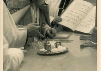 Mgr Verdier consacre le maître-autel dédié au Christ-Rédempteur (©Archives diocésaines de Nantes, 2Y016-071).