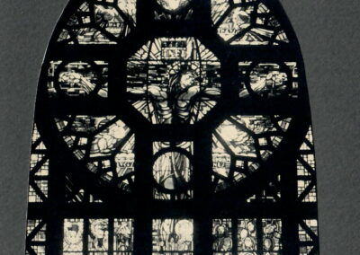 Verrière occidentale du Christ en croix (©Archives diocésaines de Nantes, 2Y016-133). Cette verrière a été déposée.