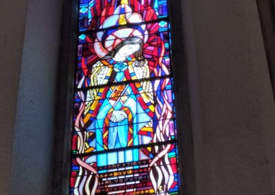 Un des vitraux des béatitudes évangéliques, absidiole de la Vierge (©Archives diocésaines de Nantes, 2022).