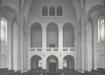 Allée centrale décorée des mosaïques des sacrements (©Archives diocésaines de Nantes, 2Y016-213).