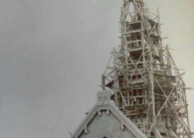 Vue du chantier. Montage de la flèche, 1936 (©Archives diocésaines de Nantes, 2Y016/164)