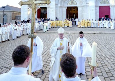 Sortie de la messe chrismale