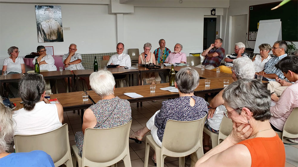 Mgr Percerou dans les quartiers populaires