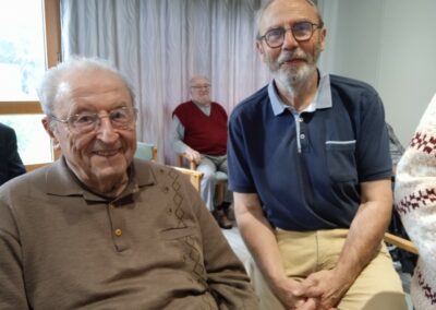 Le père Damien Sauzeau (à droite)