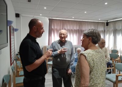 Le père Thomas Guist’hau (à gauche)