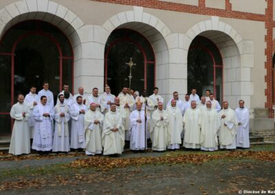 en présence des évêques de la Région Pays-de-la-Loire et quelques évêques voisins et émérites.
