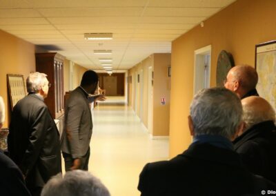 Passage par un couloir non rénové.