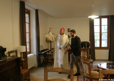 Mgr Percerou bénit une fraternité.