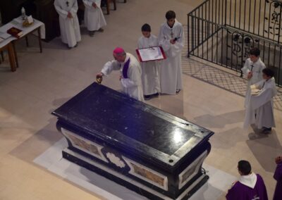 Onction de l'autel avec l'huile sainte