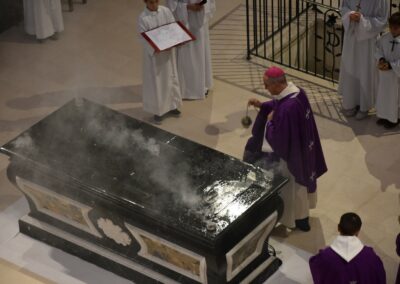 Des coupelles d’encens sont allumées aux quatre coins