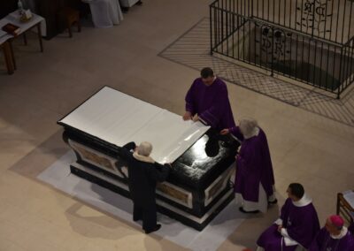 La nappe est posée sur l'autel