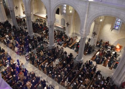 Les fidèles en la basilique