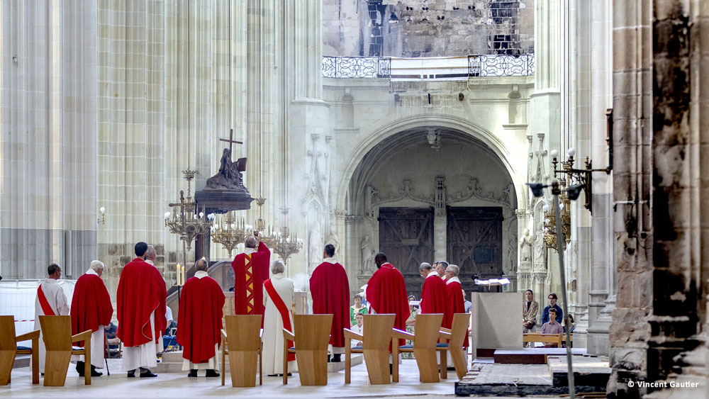 Première messe de Mgr Percerou dans sa cathédrale