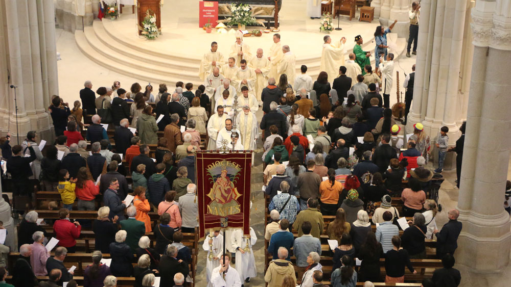 Nominations de prêtres, diacres et laïcs