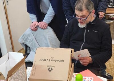 Noël 2024 : Dédé, Morgan et Jann découvrant leurs cadeaux de Noël ...