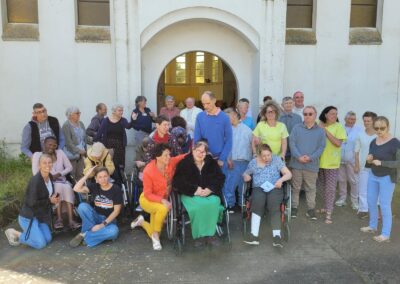 A Mindin, devant la chapelle